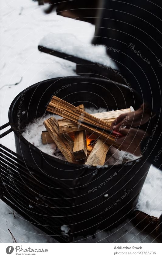 Lagerfeuer im Winter Tag Freudenfeuer Brennholz Flamme Aufwärmen Reisender Schnee Feuer Feuerstelle kalt Saison Abenteuer reisen Brandwunde Tourismus USA