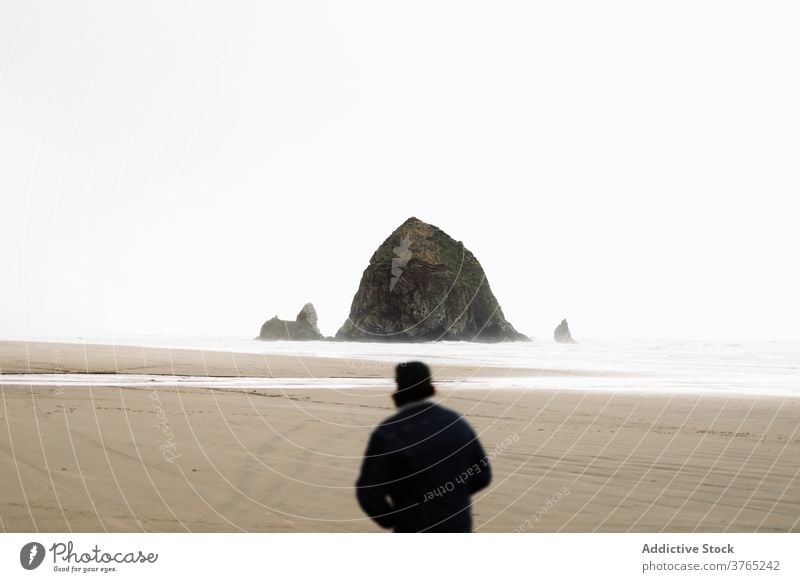 Person am Meer an einem bewölkten Tag Meeresufer Spaziergang wolkig Meereslandschaft trist bedeckt MEER schäumen Natur USA Vereinigte Staaten amerika Wetter