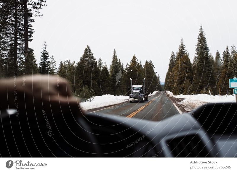 Reisende fahren Auto auf Landstraße durch Winterwald PKW Straße Wald Laufwerk Ausflug Natur reisen Fahrbahn Automobil nadelhaltig USA Vereinigte Staaten amerika