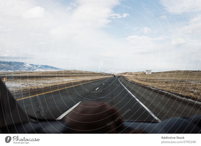 Auto fahren auf der Straße unter Wüste Winter Tal PKW Laufwerk wüst Berge u. Gebirge Windschutzscheibe Route Fahrbahn reisen Autobahn Asphalt USA