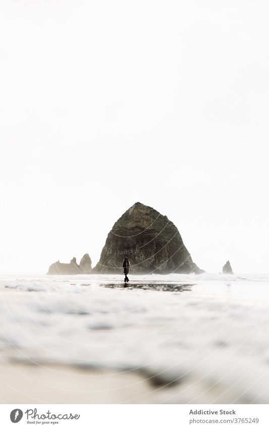 Person am Meer an einem bewölkten Tag Meeresufer Spaziergang wolkig Meereslandschaft trist bedeckt MEER schäumen Natur USA Vereinigte Staaten amerika Wetter