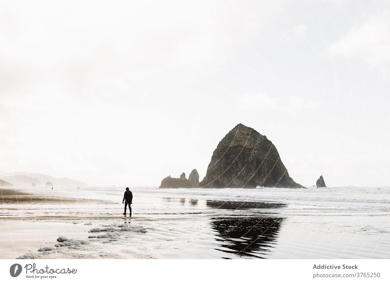 Person am Meer an einem bewölkten Tag Meeresufer Spaziergang wolkig Meereslandschaft trist bedeckt MEER schäumen Natur USA Vereinigte Staaten amerika Wetter