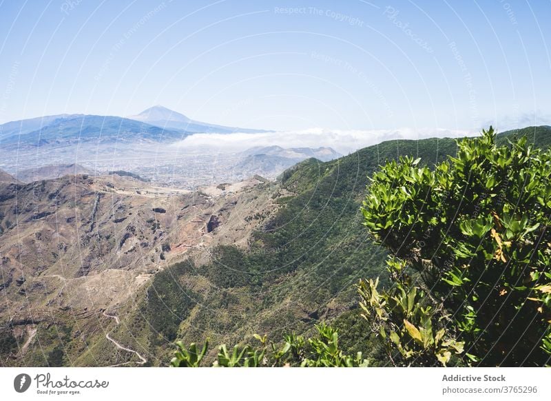 Malerische Landschaft der Berge im Sommer atemberaubend Hochland Berge u. Gebirge grün Ambitus Blauer Himmel Natur felsig Teneriffa Spanien Kanarische Insel