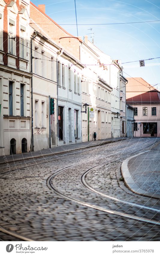 empty streets (28). Straße Straßenbahngleise Oberleitung Himmel blau Außenaufnahme Menschenleer Öffentlicher Personennahverkehr Verkehrswege Schienenverkehr