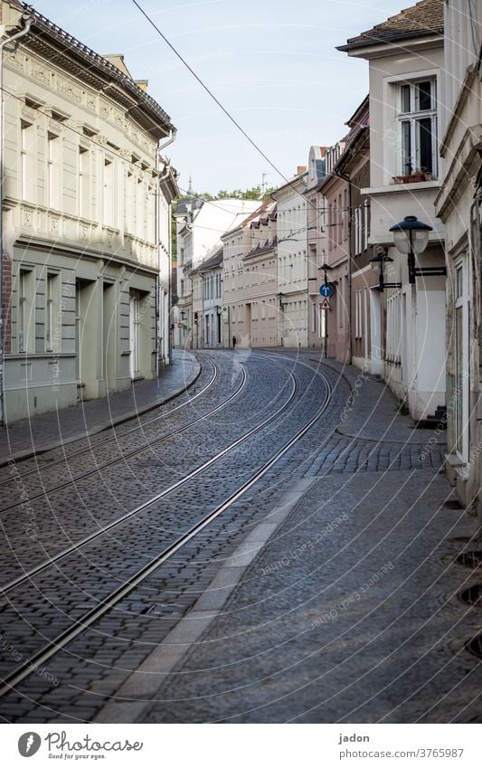 empty streets (29 + gastbeitrag). Straße Licht Straßenbeleuchtung Gleise Straßenbahn Pflastersteine Fassade Kurve Öffentlicher Personennahverkehr Menschenleer