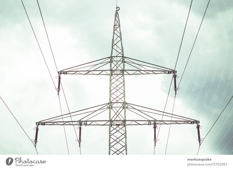 Elektrischer Strommast Kabel Spalte aktuell halbdunkel verteilen Abenddämmerung Effizienz elektrisch Elektrizität elektrizität Energie glühen hoch industriell