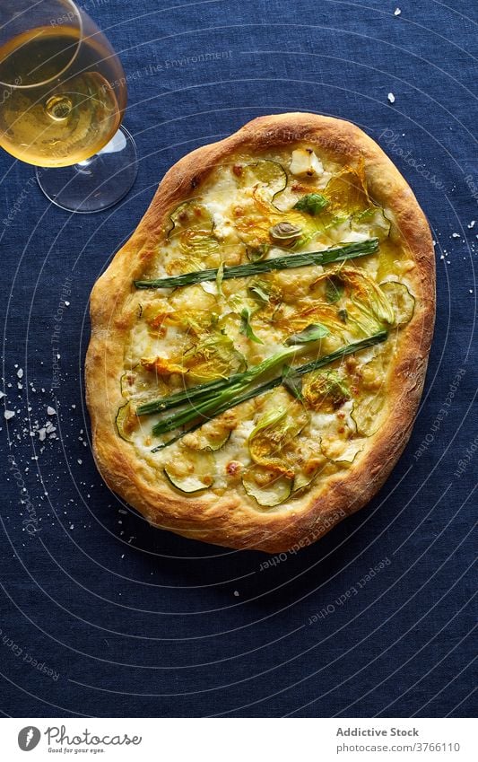 Draufsicht auf die vegetarische Pizza Zucchini Zwiebel Vegetarier blau Orangenwein Käse Kruste Salz Italienisch Küche Lebensmittel Mahlzeit Flachlegung Overhead