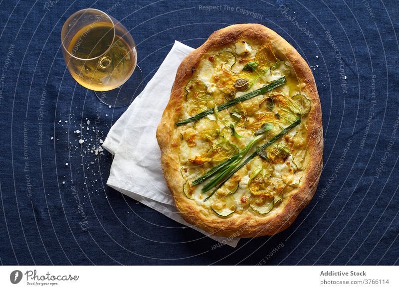 Draufsicht auf die vegetarische Pizza Zucchini Zwiebel Vegetarier blau Orangenwein Käse Kruste Salz Italienisch Küche Lebensmittel Mahlzeit Flachlegung Overhead