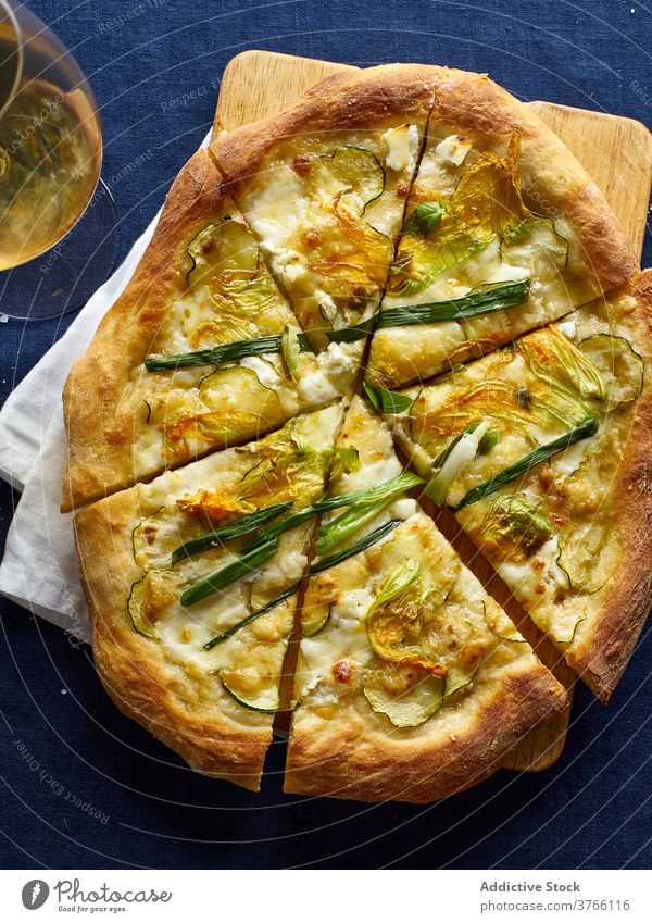 Draufsicht auf die vegetarische Pizza Zucchini Zwiebel Vegetarier blau Orangenwein Käse Kruste Salz Italienisch Küche Lebensmittel Mahlzeit Flachlegung Overhead