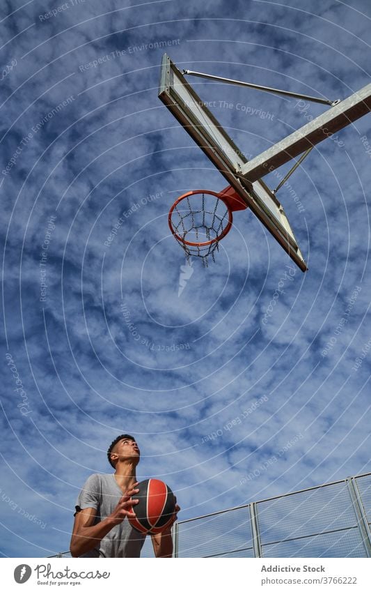 Männlicher Basketballspieler, der den Ball in den Korb schießt punkten Reifen Mann Spiel Spieler spielen springen Gericht männlich schwarz Afroamerikaner