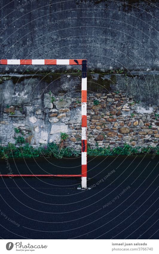 Fußballtor-Sportgeräte auf der Straße Feld Boden Gericht Straßenfußball rot weiß Fußballfeld spielen Spielen Verlassen alt Park Spielplatz im Freien Hintergrund