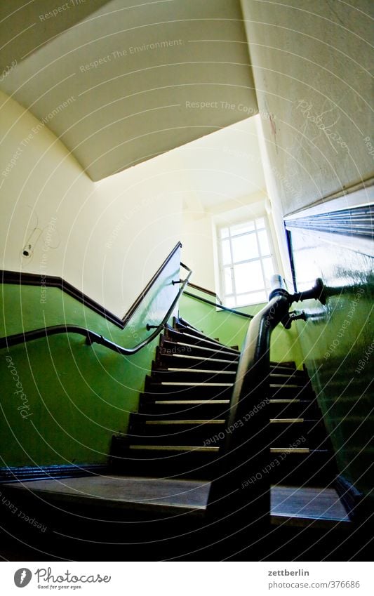 Treppenhaus Häusliches Leben Wohnung Haus Karriere Stadt Stadtzentrum Bauwerk Gebäude Architektur Mauer Wand Fenster alt Abstieg Altbau aufsteigen Hauseingang