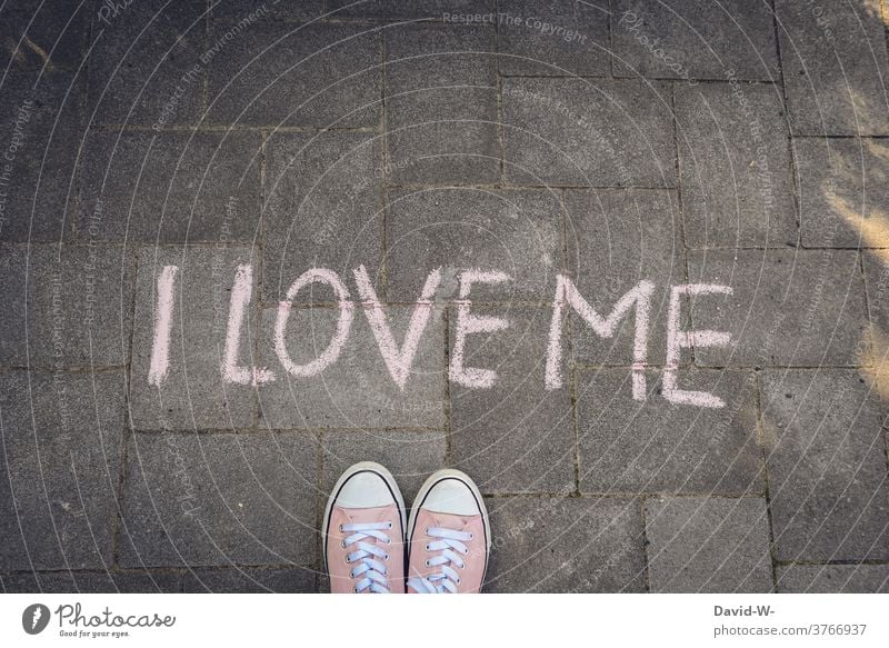 I LOVE ME - sich selber lieben selbstverliebt Selbstvertrauen junge Frau Satz I love me Liebe Kreide Boden Verliebtheit Egoismus Psychologie Selbstachtung