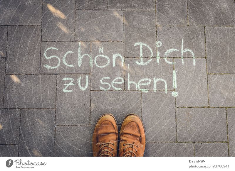 Schön , dich zu sehen - herzlich willkommen Herzlich willkommen Begrüßung Gastfreundschaft Mann Mensch Satz freundlich Schuhe Kreide Schrift Hallo Kommunizieren