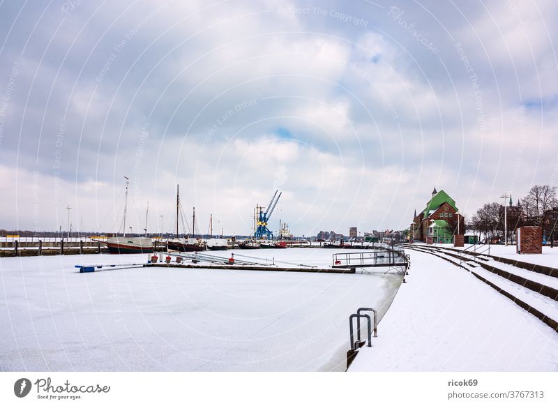 Winter im Stadthafen in Rostock Schiff Hafen Schafe kran Hafenkran Mecklenburg-Vorpommern Warnung hansestadt Schiffe Himmel Wasser Fluss Gebäude Haus