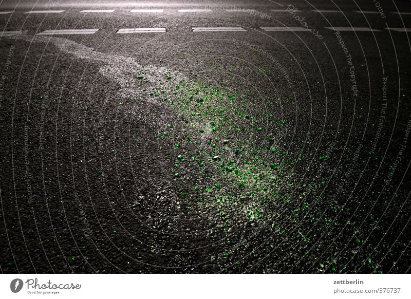 Glück und Glas Verkehr Verkehrswege Straße Wege & Pfade Schriftzeichen Schilder & Markierungen Hinweisschild Warnschild Verkehrszeichen Linie gefährlich Asphalt