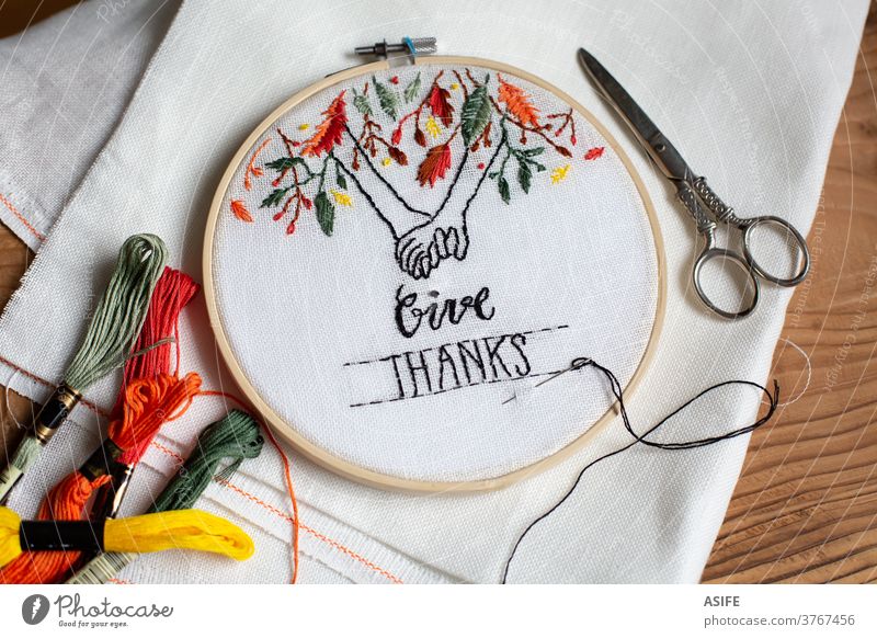 Handgemachte Stickerei mit Thanksgiving-Thema im Reif Stickereien Erntedankfest Grafik u. Illustration Text Danken Händchenhalten Blätter Baum Konzept Idee