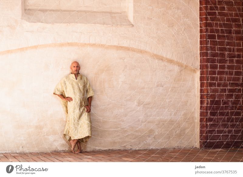 der moment nach der erleuchtung. Mönch Pharao Religion & Glaube Buddhismus Buddha Asien Figur Kunst Erkenntnis Meditation Kloster Wand Backsteinwand gelb Bogen