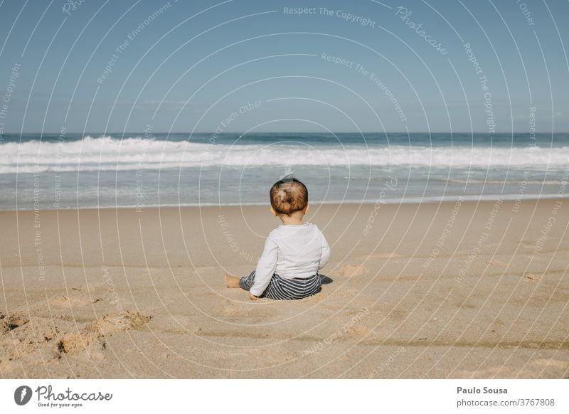 Kleinkind schaut auf das Meer MEER Atlantik Strand Badeurlaub Kind Sommerurlaub Erholung Sonne Sand Wellen Küste Ferien & Urlaub & Reisen Wasser fallen Herbst