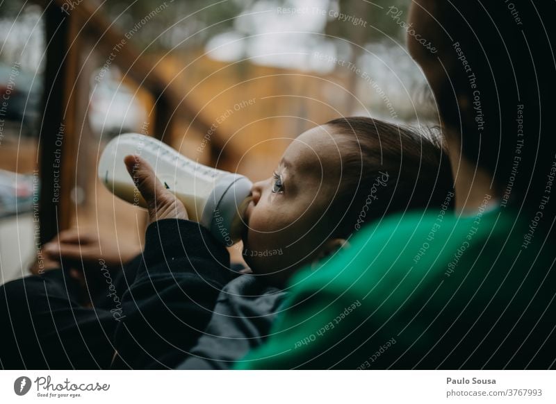 Trinkmilchflasche für Kleinkinder Kind Baby Säuglingsanfangsnahrung melken füttern Ernährung Pflege Bonden Mutterschaft klein schön Frau Kaukasier Erwachsene