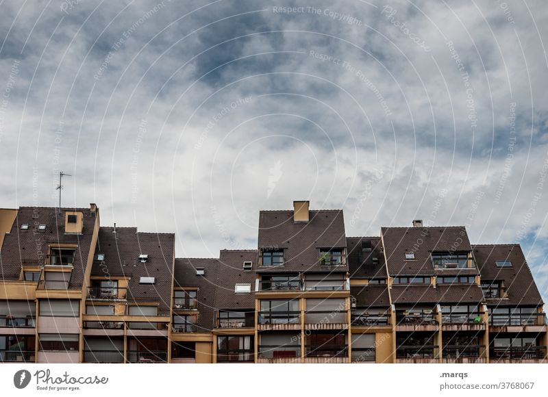 Häuserzeile Wohnhaus Fassade Architektur Fenster Individualität Stadt Himmel Wolken Balkon Mehrfamilienhaus