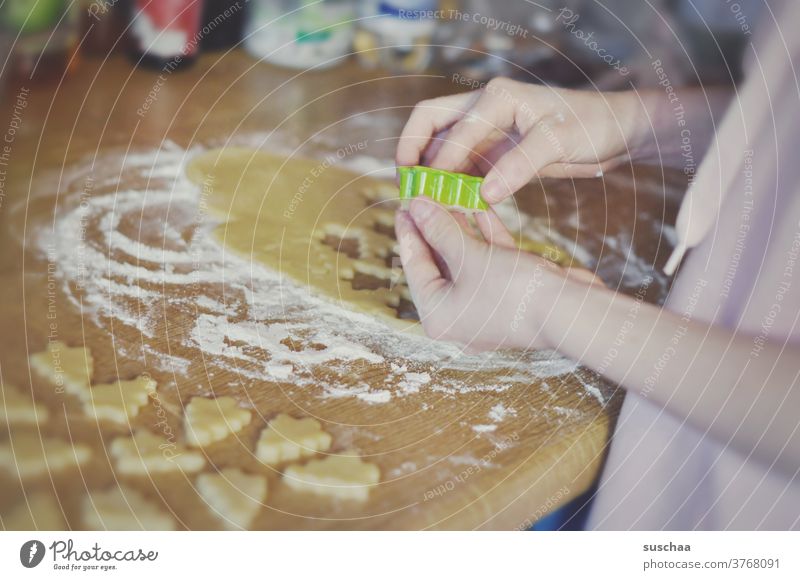 plätzchen backen Plätzchen Kekse Hände Finger Ausstechform Weihnachtsbaumfigur Teig ausstechen Mehl Plätzchen ausstechen Plätzchenteig Weihnachtsgebäck