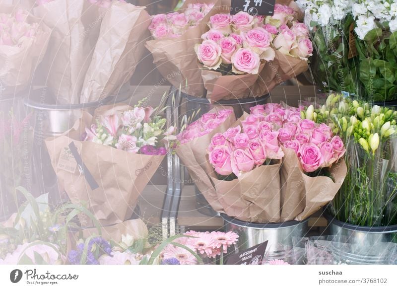 verschiedene sträuße blumen an einem blumenstand Blumen Strauß Blumenstrauß Sträuße Rosen Duft verschenken Blumenstand verkaufen Geburtstag Valentinstag