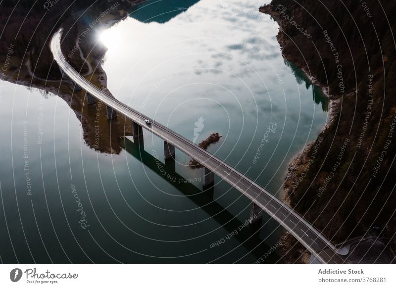 Auto auf Hängebrücke über Fluss Suspension Brücke PKW Laufwerk Straße Windstille Landschaft Herbst Reflexion & Spiegelung Deutschland Österreich Verkehr Wasser