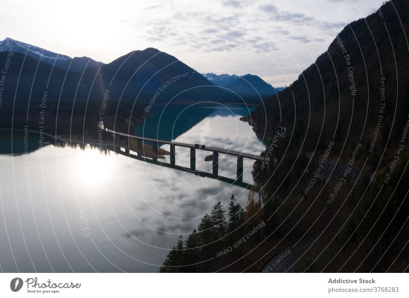 Auto auf Hängebrücke über Fluss Suspension Brücke PKW Laufwerk Straße Windstille Landschaft Herbst Reflexion & Spiegelung Deutschland Österreich Verkehr Wasser