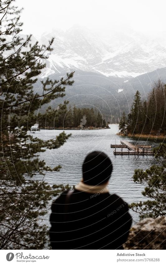 Reisende in der Nähe des Sees im Hochland Berge u. Gebirge Winter Reisender bewundern Landschaft Saison Schnee kalt Deutschland Österreich Entdecker Tourismus