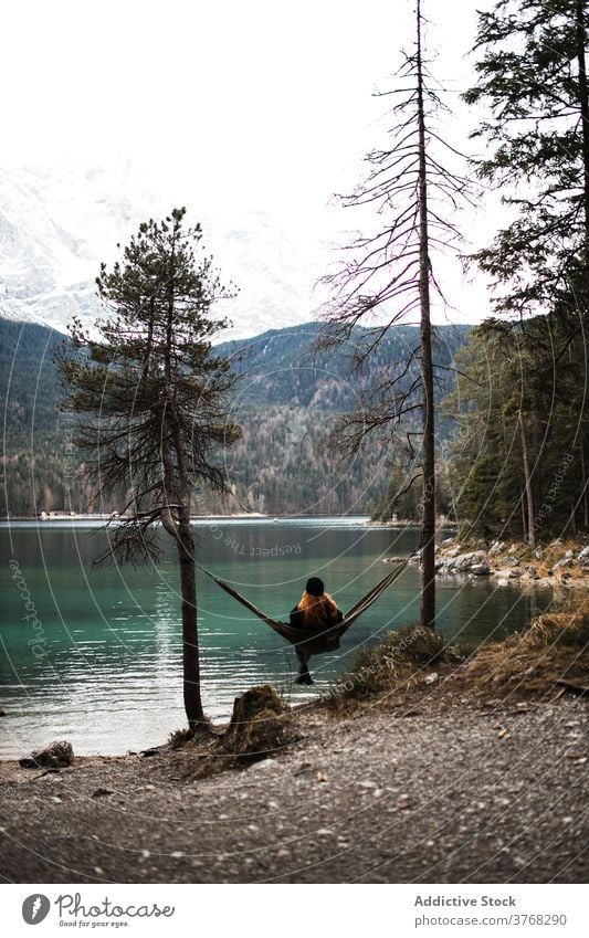 Frau entspannt in Hängematte in der Nähe von See Berge u. Gebirge sich[Akk] entspannen bewundern Landschaft Teich Hochland Herbst Deutschland Österreich