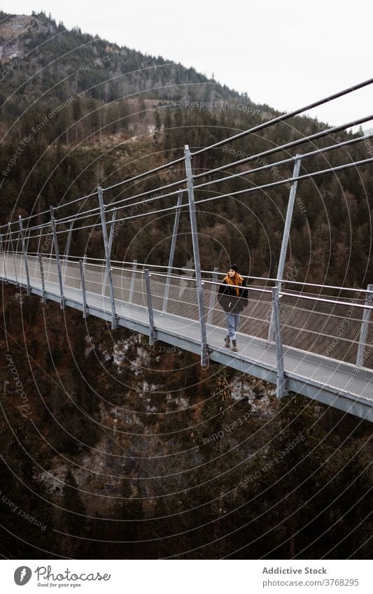 Reisende Frau zu Fuß entlang Brücke in bergigem Gebiet Reisender Spaziergang Berge u. Gebirge Hochland Fernweh Tourist Suspension Konstruktion Deutschland