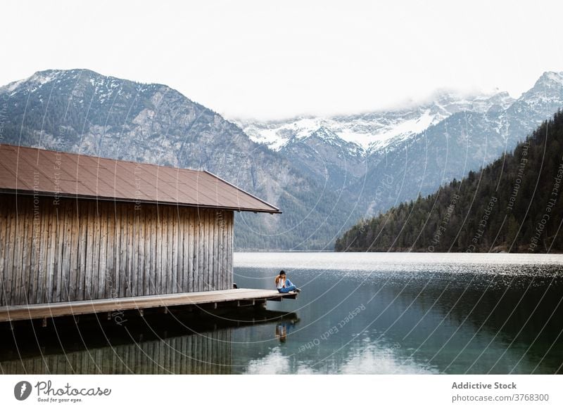 Frau auf Holzsteg in der Nähe von See Berge u. Gebirge Reisender Pier Fernweh sich[Akk] entspannen Einsamkeit Hochland Reflexion & Spiegelung Teich Deutschland