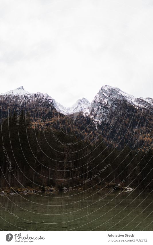 Kalte Herbstkulisse mit See und Bergen Berge u. Gebirge kalt Schnee dunkel Landschaft Gipfel Wald trist majestätisch Tourismus reisen Deutschland Österreich