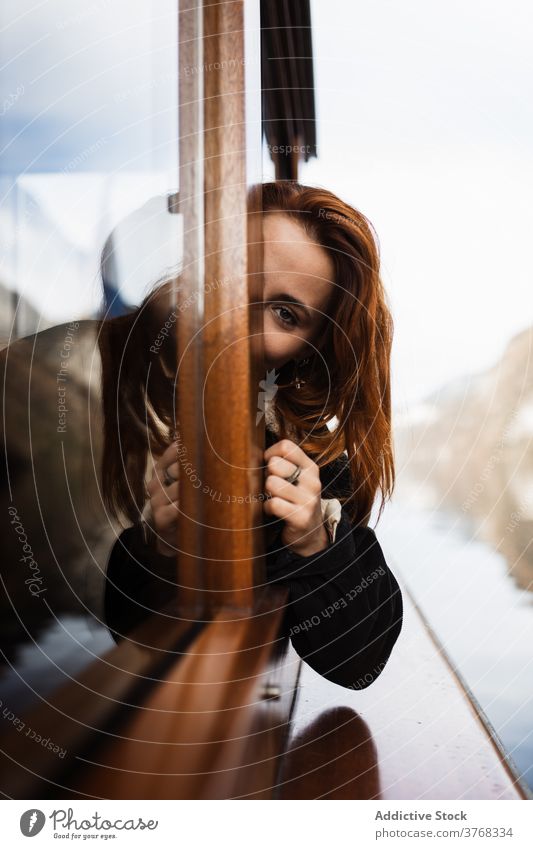 Frau schaut aus dem Fenster während einer Bootsfahrt auf dem See reisen Berge u. Gebirge Herbst beobachten Natur Ausflug Reise Abenteuer Schiff Verkehr jung