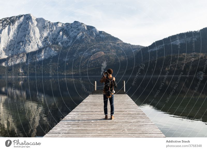 Reisende Aufnahme von Bergen von Pier in der Nähe von See Mann fotografieren Promenade Berge u. Gebirge Herbst Felsen Ufer Fotograf Abenteuer Küste Natur