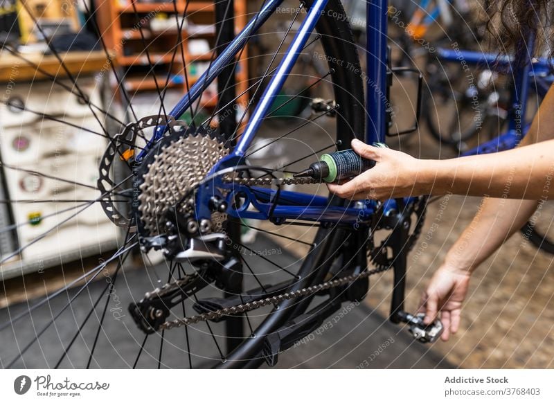 Techniker beim Ölen der Fahrradkette in der Werkstatt Reparatur Erdöl anketten Mechaniker Flugzeugwartung Dienst fixieren Beruf professionell Arbeit Job