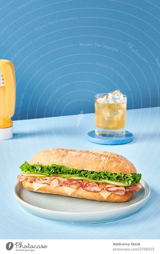 Leckeres Sandwich auf Teller im Cafe Belegtes Brot Schinken Salat frisch Fastfood Junk Food Mahlzeit Lebensmittel lecker Café Tisch Kantine Ernährung dienen