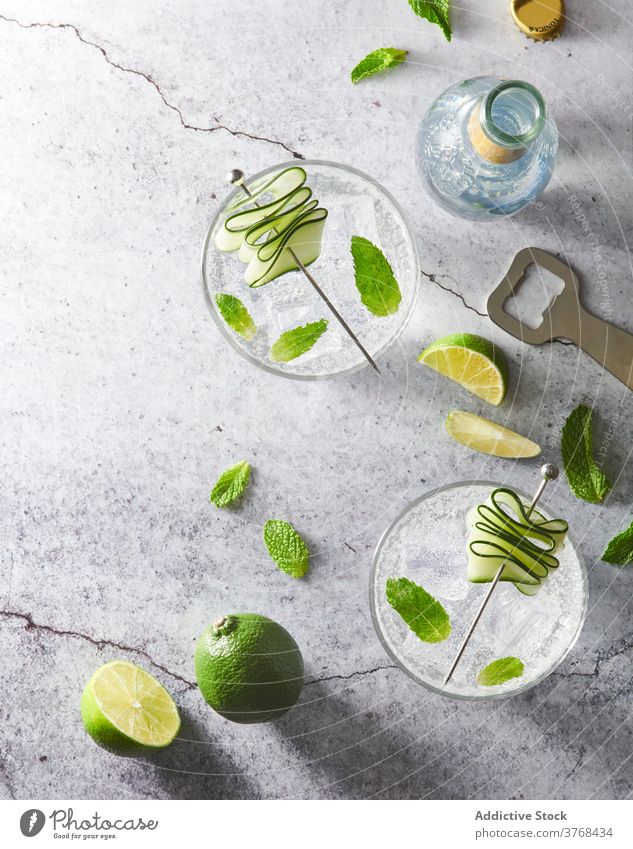 Leckere Mojito-Cocktails auf dem Tisch trinken Eis Erfrischung Alkohol Kalk Würfel Getränk kalt Glas Party Sommer geschmackvoll Ordnung Zusammensetzung