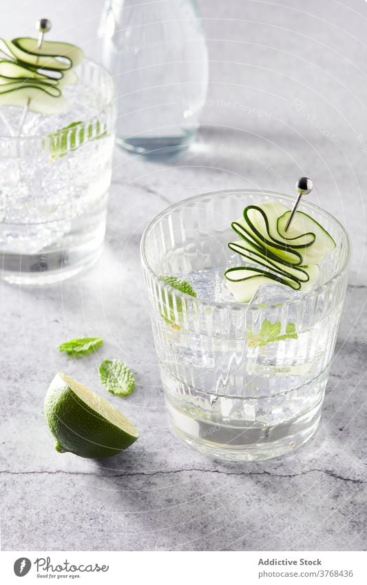 Leckere Mojito-Cocktails auf dem Tisch trinken Eis Erfrischung Alkohol Kalk Würfel Getränk kalt Glas Party Sommer geschmackvoll Ordnung Zusammensetzung