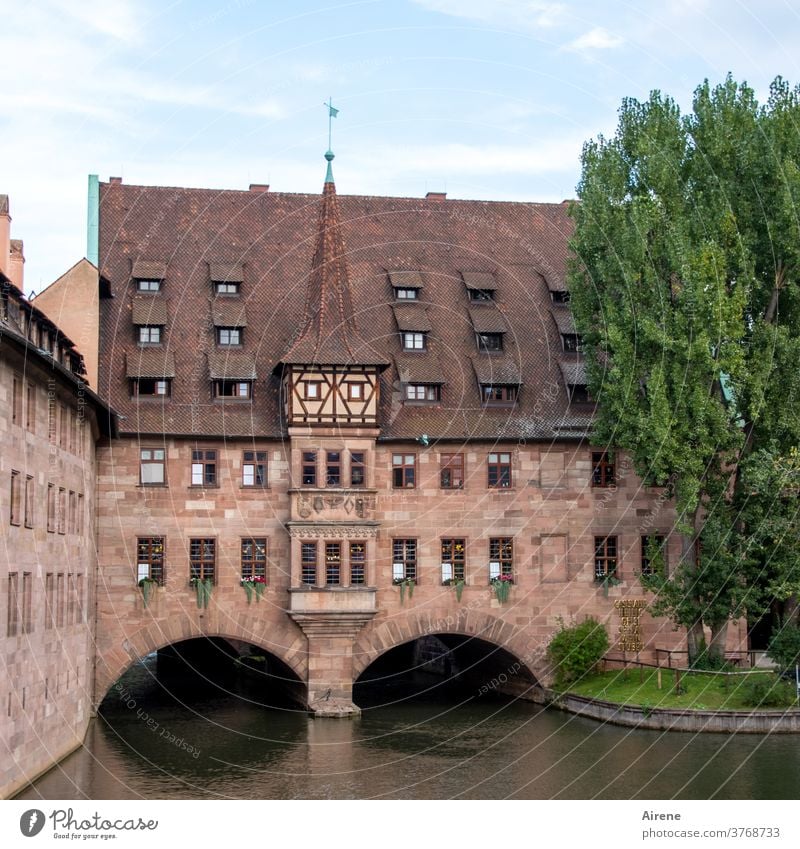 mitten in Franken Nürnberg Architektur Gebäude historisch Sehenswürdigkeit Bauwerk menschenleer Altstadt Fassade Stadt alt Steildach Mauer Stadtzentrum Altbau