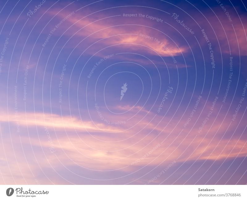 Flauschige Wolken am blauen Himmel mit Morgenlicht vom Sonnenaufgang fluffig Licht Landschaft gelb orange malerisch Sonnenuntergang Natur Abend Hintergrund