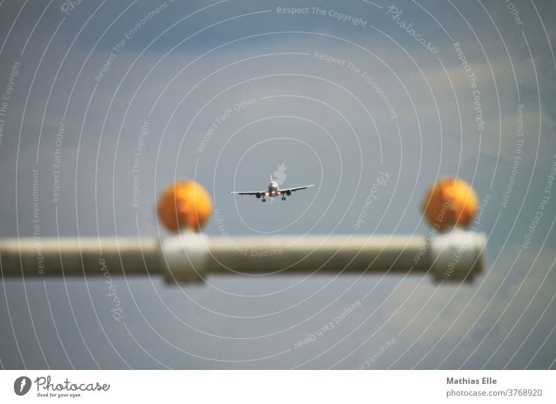 Ferienflieger im Landeanflug Flughafen Stuttgart Vorfeld Urlaubsreise Jet Textfreiraum oben Flugangst Geschwindigkeit Landebahn Flugplatz fliegen Höhenangst