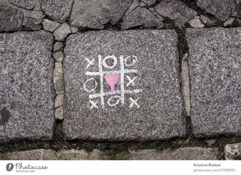 tic tac toe liebe gewinnt tic-tac-toe drei gewinnt kreuz kreuze kreis kreise herz herzchen x xoxo hugs kisses umarmung umarmungen küsse symbol symbolisch