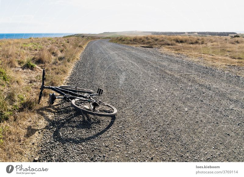 Fahrrad entlang einer Schotterstraße und der Nobbies mit Graslandschaft, Phillip Island, Victoria, Australien Aktivität Kies Strand phillip island schön blau