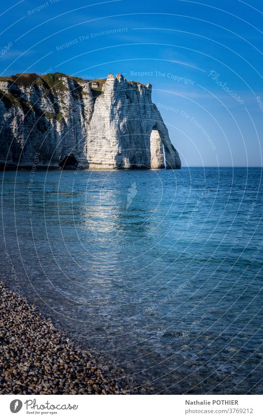 Falaise d'Etretat in der Normandie, Frankreich. Die Klippen von Etretat Étretat Kreide Taubenschlag Gezeiten Natur natürlich Landschaft Französisch Hügel Felsen