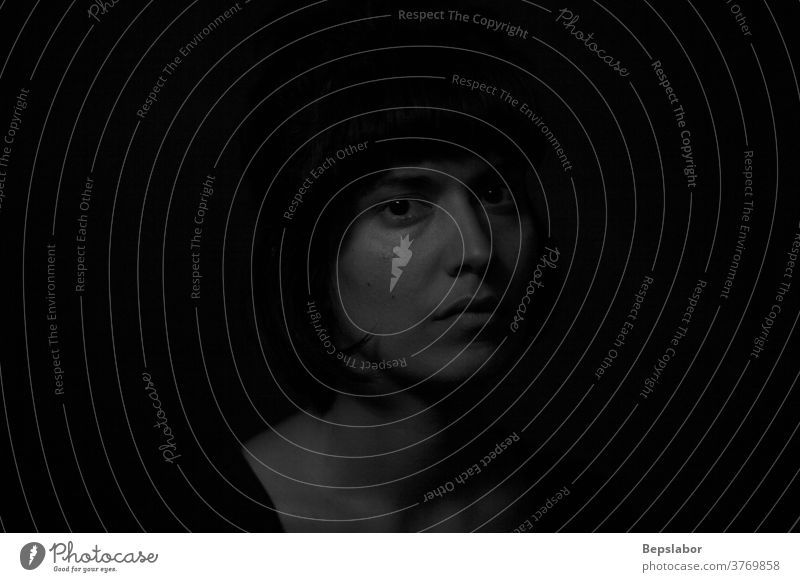 Schwarz-Weiß-Porträt eines indischen Mädchens auf schwarzem Hintergrund dramatisch Spannung Indiana schön sinnlich dunkel Traurigkeit beleuchtet obskur
