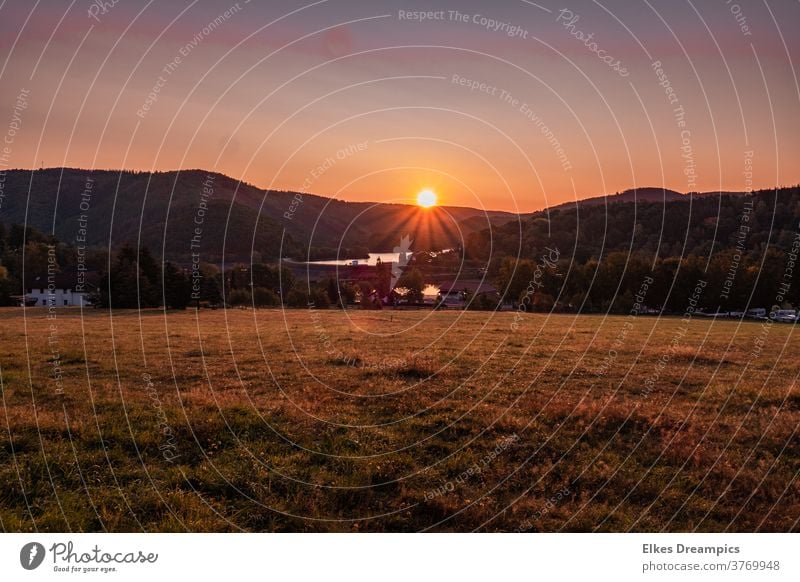 Die Sonne geht auf über Rurberg am Rursee in der Eifel sonnenaufgang rurberg eifel rursee herbst