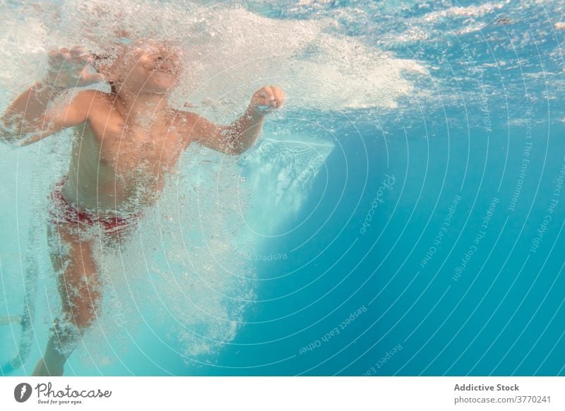 Anonymer Junge im Schwimmbad schwimmen Pool Kind Sinkflug spielerisch Freude Kindheit Urlaub Sommer Spaß haben Wasser aqua Badeanzug übersichtlich Feiertag