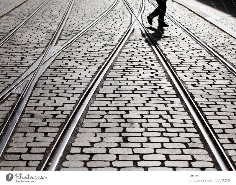 Schienenersatzverkehr straße schiene kopfsteinpflaster fußgänger gegenlicht laufen gehen querung straßenbahn Verkehrswege weiche beine füße Gleise urban metall